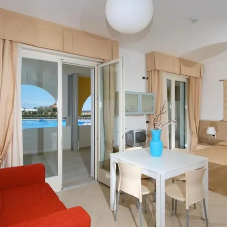 Seaside With Poolside Retreat Бібіоне