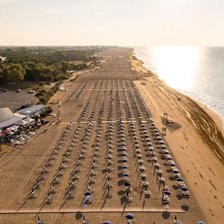 Seaside With Poolside Retreat 公寓 *