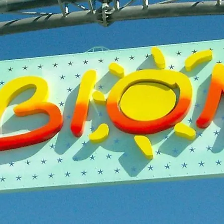 Seaside With Poolside Retreat 公寓