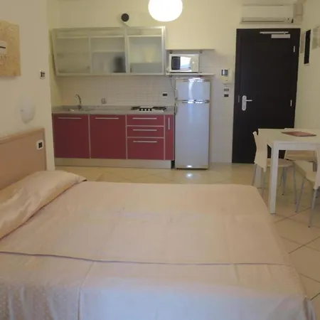 Seaside With Poolside Retreat 公寓