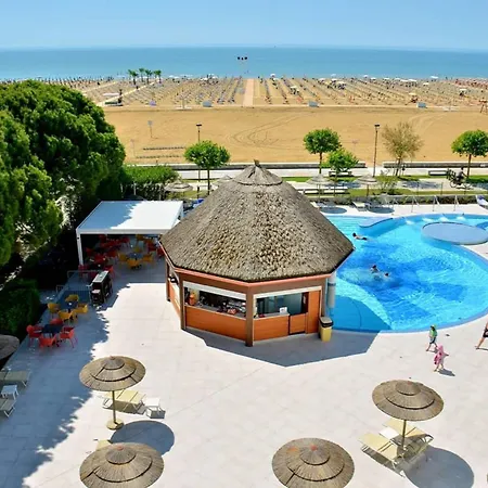 Seaside With Poolside Retreat Appartamento *