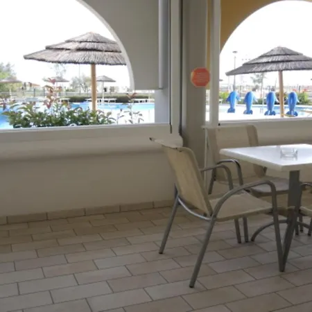 公寓 Seaside With Poolside Retreat *