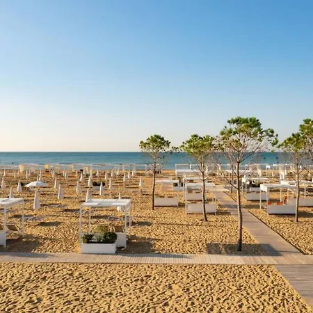 Seaside With Poolside Retreat Appartamento